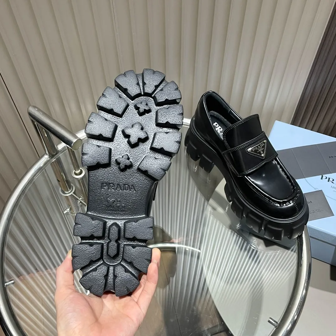 👟👟Ex-factory price 480👟👟 Women's shoes Women's clothing Women's shoes Women's clothing Women's shoes factory PRADA Prada 2021 classic catwalk new products Metal triangle logo style will never go out of style! 🔥 Full of futuristic sense, high-end and elegant appearance, quite stunning on the feet. Thick soles greatly improve the wearability. The new series is easier to wear than the previous ones and has a high-end fashion sense! The original metal buckle and imported patent leather open-edge beaded cowhide can only be controlled by the most perfect craftsmanship! Upper: imported open edge beads/patent leather cowhide. Lining: Imported sheepskin. Feet: imported sheepskin. Original molded outsole, perfect last, please look for high-end quality Color: black open edge beads/white open edge beads Size: 35-40 Full set of packaging: certificate, card, pure cotton bag